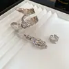 Pulseira Aberta Banhada a Ouro 18k com Zircônia em Formato de Cobra Leve Luxo Sensação de Alto Padrão Pulseira de Nicho Versátil Atacado Mulheres