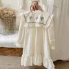 Vestido Infantil Bordado com Flor Francesa e Gola Grande Estilo Outono 2026 Babados Manga Longa Vestido Princesa para Meninas Algodão Puro