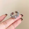 Anel vintage de flor em renda vazada, um design delicado e luxuoso para mulheres, um anel de alta qualidade para o dedo indicador, um acessório moderno e versátil