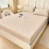 Comercio Exterior Transfronterizo Más Vendido Agradable para la Piel Franela Cepillada Acolchada Impermeable Transpirable Sábana Ajustable y Cubre Cama Juego de Cama de Tres Piezas