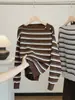 Top de punto a rayas de manga larga de un hombro estilo coreano para mujer, nueva colección de otoño, corte holgado, efecto adelgazante, prenda exterior versátil