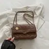 Bolsa de corrente com padrão de losangos, uma bolsa transversal chique e versátil para mulheres, novo estilo 2026, exalando uma vibe sofisticada e fashion, uma bolsa quadrada pequena