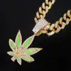 Nuevo Colgante de Aleación Plateada con Forma de Hoja de Arce Pequeña Pintada con Óleo, Collar Completo de Diamantes, Joyería de Moda Personalizada para Hombres y Mujeres
