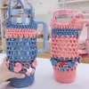 Linda Funda de Ganchillo Hecha a Mano para Taza de Agua con Correa Larga para Uso Portátil, Adecuada para Termos y Vasos de Vidrio