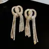 Brincos Europeus e Americanos da Moda com Cruz Tridimensional Cheia de Diamantes e Franjas, Artesanato Pesado, Estilo de Luxo Leve, Brincos de Design Único para Mulheres