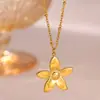 Colar Transfronteiriço de Aço Titânio Banhado a Ouro 18K com Flor e Borboleta, Design Simples Esmaltado, Corrente de Clavícula Fresca e Fofa, Não Desbota, Atacado