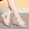 Sandalias de Plataforma Ligeras para Mujer Mujer 2024 Nuevo Verano Ropa Exterior Cuero Suave Suela Suave Zapatos Planos de Cuña con Hebilla