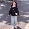 Conjunto de Duas Peças para Meninas 2026 Estilo Casual Primavera e Outono Jaqueta com Capuz e Zíper Estampada com Calça Jeans Estrelada