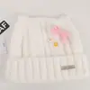 Gorro de punto estilo coreano con lana, diseñado para mantener abrigadas a las mujeres y hacer que sus rostros parezcan más pequeños, con un lazo floral y adecuado para cabezas de mayor tamaño