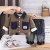 Traje de invierno engrosado con forro polar para niños 2025 nueva ropa de invierno abrigo de algodón cálido para bebé conjunto de dos piezas moderno venta al por mayor