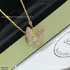 Colar Feminino de Luxo 2025 Nova Borboleta Pequena Pérola Branca Pulseira Feminina de Luxo Leve Nicho Presente para o Dia dos Namorados Chinês para Namorada