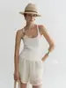 El diseño único de la hebilla plateada añade un toque de nicho a este top de tirantes de punto para mujer, adecuado para el verano, con cuello en U, textura acanalada y un top sin mangas que estiliza.