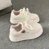Zapatillas blancas de suela gruesa de estilo popular nuevo para mujer 2026, zapatillas deportivas casuales lindas y versátiles