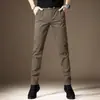 Pantalones casuales color caqui de alta gama italianos para hombre, nuevos pantalones rectos versátiles de corte slim para otoño e invierno 2026, de negocios