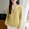 Suéter transfronteiriço de tricô grosso com mistura de lã merino fina, em estilo vintage "old money", com múltiplos padrões de trança e decote Henley, perfeito para outerwear feminino de outono e inverno.