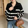 Suéter de Tricô Listrado com Gola Turn-Down e Meio Zíper Tamanho Plus Size Outono/Inverno 2026 para Mulheres, Top de Tricô Soltinho Emagrecedor para Mulheres