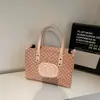 Bolsa de Ombro Retro Simples de Grande Capacidade Moda Casual Bolsa Tote com Letras Nova Bolsa Feminina Outono e Inverno 2025