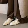 Zapatos Pequeños de Cuero con Cordones de Piel de Oveja para Mujer Piel Suave Puntera Cuadrada Retro Boca Profunda Zapatos de una Sola Capa Primavera Nuevos Tacón Bajo Piel Suave Zapatos de una Sola Capa de Moda para Mujer