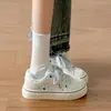 Tênis de lona com sola grossa estilo coreano para mulheres, 2026, muito estiloso, adequado para primavera e outono, casual, com estampas de estrelas, e em branco