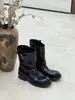 Botas Retro Empilhadas 2026mollykiki para Mulheres, Salto Grosso, Detalhe de Fivela, Botas Curtas Plissadas, Botas de Equitação Versáteis