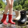 Botas de Chuva da Moda Transfronteiriças de Cano Médio para Mulheres com Solado Grosso Confortáveis Antiderrapantes para Uso Externo Acampamento Calçados Aquáticos para Mulheres Antiderrapantes Sapatos de Borracha para Cozinha para Mulheres