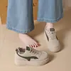 Zapatos blancos versátiles de cuero suave, ligeros y que aumentan la altura para mujer, suela gruesa, transpirables, casuales deportivos para estudiantes, nuevo modelo para otoño 2026
