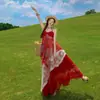 Conjunto de Viaje para Pastizales de Xinjiang con Falda Larga de Malla Roja Floral Irregular con Escote Halter, Conjunto Atmosférico