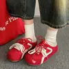 Zapatillas planas antideslizantes de estilo francés de moda para mujer, para usar al aire libre en verano, nuevo modelo 2026, medias pantuflas rojas retro, zapatos Birkenstock