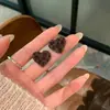 Estilo Otoño e Invierno 2025 Estilo Hong Kong Retro Pendientes de Corazón con Estampado de Leopardo para Mujer, Modernos y Versátiles, Elegantes Pendientes de Corazón Color Melocotón y Accesorios para Orejas