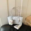 Bolsa de Hombro Tote de Mano de Gran Capacidad Estilo Retro para Viajes Diarios 2026 Color Sólido Nueva Moda Personalidad Simple para Mujeres