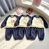 Nuevo conjunto de estilo dulce para niñas: un conjunto de dos piezas que presenta una sudadera de cuello redondo, con bloques de color y volantes, y pantalones largos de manga larga hasta el tobillo