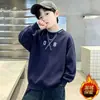 Moletom com forro de fleece para meninos para outono e inverno de 2026, uma blusa redonda moderna e estilosa para crianças mais velhas, versátil e elegante para o inverno