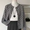 Design de moda estilo coreano poá outono 2026 cardigã de tricô gola redonda, jaqueta nova que emagrece, versátil e estilosa
