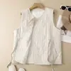 Foto real de la nueva colección de invierno 2026: un chaleco de algodón y lino simple, elegante y minimalista con cuello en V, que presenta un diseño de amarre y acolchado adicional para abrigar
