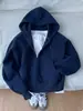 Jaqueta de moletom curta azul para mulheres, novo modelo 2026, para silhuetas petites, moletom com capuz para primavera e outono, look chique de início de outono de cintura alta
