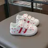 Sapatos infantis coleção outono 2026: tênis fofos de renda e poá para meninas, sapatos esportivos casuais anti-impacto para estudantes, estilo moderno