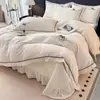 Juego de colcha de terciopelo de leche bordado engrosado, de cuatro piezas, para otoño e invierno, sábanas cálidas, funda de edredón y sábana bajera, creando una experiencia de ropa de cama lujosa y cómoda en el hogar.