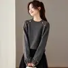 Elegante suéter de tricô cinza com detalhes de contas e ombros retos para mulheres, novo estilo outono e inverno 2026, top emagrecedor plus size para mulheres plus size