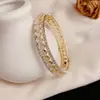 Pulsera Abierta Ancha de Borde Completo con Diamantes Europeos y Americanos Personalizada Transfronteriza Exquisita Moda Lujo Ligero Versátil Joyería Súper Brillante Fuente Fabricante