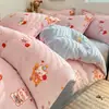 Nuevo juego de ropa de cama de cuatro piezas de grado A para 2026, seguro para bebés, con forro de felpa, engrosado, de terciopelo de leche y suave, cálido, con un estampado fresco y ligero para uso doméstico