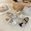 Sapatos Mary Jane de princesa para meninas com laço de strass, novo estilo coreano primavera/outono 2026, sapatilhas versáteis de sola macia para uso externo