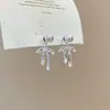 "Abalorio Floral de Perla" aretes de botón florales vintage con circonita y perla, aretes de lujo ligero de alta gama con un diseño único, aretes de nicho
