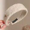 Nueva diadema de ala ancha 2026 para mujer, diseñada para levantar la línea del cabello y mantener el cabello en su lugar mientras te lavas la cara, con un estilo retro adecuado para otoño e invierno, y ofreciendo un aspecto sofisticado