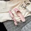 Nuevo esquema de colores para la colección de 2026: sandalias rosas, chic, con diseño de punta cerrada, parte trasera abierta y tacones gruesos
