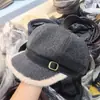 Hebilla de Cinturón Estilo Nuevo 2025 Sombrero Octagonal para Mujer en Otoño e Invierno, Pequeño Beret Retro Borde Crudo Cálido de Pico de Pato Boina