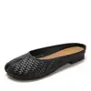 Pantuflas de exterior de una sola pieza para mujer con apertura poco profunda, para pisar, de dedo dividido, tipo slip-on, versátiles para ir al trabajo, casuales, para mujeres embarazadas, zapatos individuales 6612-17