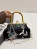 Nova Bolsa de Jantar Bordada Estilo Chinês Estilo Nacional 2025 Nova Bolsa Transversal com Corrente de Pérolas Bolsinha Retrô de Nicho Bolsa Dourada