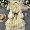 Vestido dulce de encaje estilo francés con detalles de lazo, manga larga, diseño que ciñe la cintura, efecto adelgazante, adecuado para figuras petite, colección otoño 2026