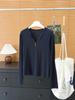 Camiseta de Bom Tecido com Decote V e Manga Longa Lan Qing Tencel Camisa Base com Botão Ombro Normal Caimento Slim Cor Sólida Versátil Top Casual
