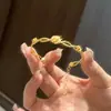 Pulseira Pétala de Rosa Igual da Xiaohongshu, Alta Qualidade, Requintada, Luxuosa, Moderna e Versátil, Joia de Mão Elegante Exquisita